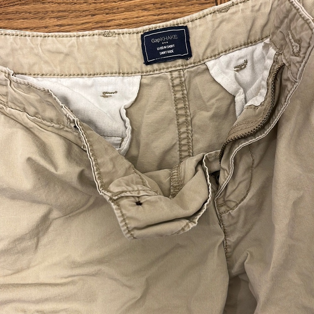 Gap khaki cargo shorts size 32 men’s
